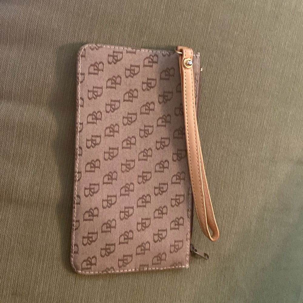 Dooney and Bourke tan wristlet with key chain